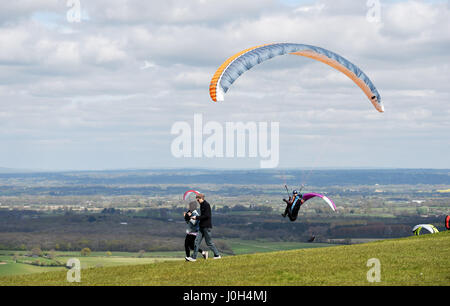 Brighton, Regno Unito. Xiii Apr, 2017. Circa 50 i parapendii scese sulla Devils Dyke appena a nord di Brighton questa mattina con le perfette condizioni di volo di un nord ponentino e calda dei sistemi di raffreddamento sulla South Downs nel Sussex . Il tempo dovrebbe essere lo scambiatore di calore in tutta la Gran Bretagna per la Pasqua banca credito vacanze: Simon Dack/Alamy Live News Foto Stock