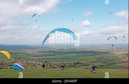 Brighton, Regno Unito. Xiii Apr, 2017. Circa 50 i parapendii scese sulla Devils Dyke appena a nord di Brighton questa mattina con le perfette condizioni di volo di un nord ponentino e calda dei sistemi di raffreddamento sulla South Downs nel Sussex . Il tempo dovrebbe essere lo scambiatore di calore in tutta la Gran Bretagna per la Pasqua banca credito vacanze: Simon Dack/Alamy Live News Foto Stock