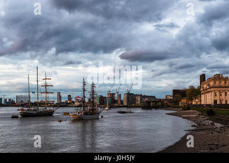 London Greenwich, Regno Unito. Il 13 aprile 2017. Il Royal Borough of Greenwich ospita il 2017 Rendez-vous TALL SHIPS REGATTA tra il 13 e 16 aprile. La regata è la partenza cerimoniale per una gara che si terrà a segnare il centocinquantesimo anniversario della Confederazione canadese. Più di 30 Tall Ships sono ormeggiati a Greenwich e Woolwich prima di barca a vela per il Quebec, Canada, attraverso il Portogallo, Bermuda e Boston. La parata di vela è il finale spettacolare della regata. La Parata avrà inizio alle 5. Credito: Eden Breitz/Alamy Live News Foto Stock