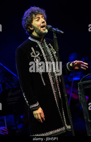 Milano Italia. Il 12 aprile 2017. Max Gazze' dal vivo sul palco di Milano, Italia. Credito: Rodolfo Sassano/Alamy Live News Foto Stock