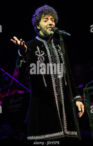 Milano Italia. Il 12 aprile 2017. Max Gazze' dal vivo sul palco di Milano, Italia. Credito: Rodolfo Sassano/Alamy Live News Foto Stock