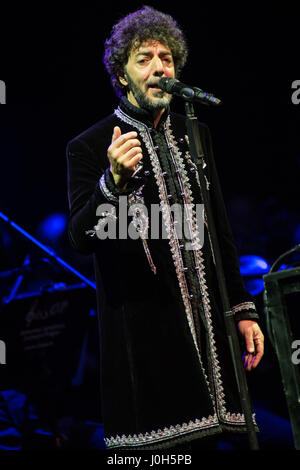 Milano Italia. Il 12 aprile 2017. Max Gazze' dal vivo sul palco di Milano, Italia. Credito: Rodolfo Sassano/Alamy Live News Foto Stock