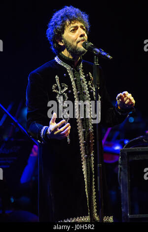 Milano Italia. Il 12 aprile 2017. Max Gazze' dal vivo sul palco di Milano, Italia. Credito: Rodolfo Sassano/Alamy Live News Foto Stock