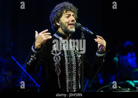 Milano Italia. Il 12 aprile 2017. Max Gazze' dal vivo sul palco di Milano, Italia. Credito: Rodolfo Sassano/Alamy Live News Foto Stock