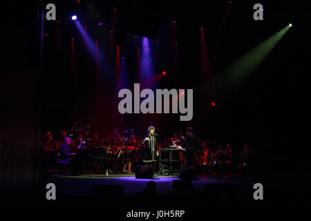 Milano Italia. Il 12 aprile 2017. Max Gazze' dal vivo sul palco di Milano, Italia. Credito: Rodolfo Sassano/Alamy Live News Foto Stock