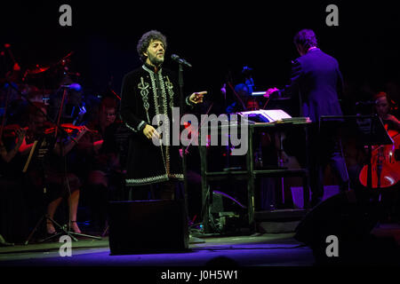 Milano Italia. Il 12 aprile 2017. Max Gazze' dal vivo sul palco di Milano, Italia. Credito: Rodolfo Sassano/Alamy Live News Foto Stock