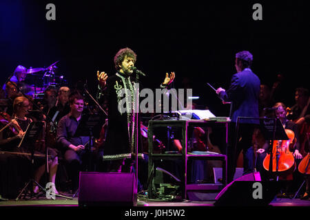 Milano Italia. Il 12 aprile 2017. Max Gazze' dal vivo sul palco di Milano, Italia. Credito: Rodolfo Sassano/Alamy Live News Foto Stock