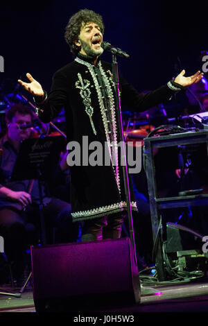 Milano Italia. Il 12 aprile 2017. Max Gazze' dal vivo sul palco di Milano, Italia. Credito: Rodolfo Sassano/Alamy Live News Foto Stock