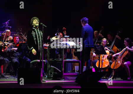 Milano Italia. Il 12 aprile 2017. Max Gazze' dal vivo sul palco di Milano, Italia. Credito: Rodolfo Sassano/Alamy Live News Foto Stock