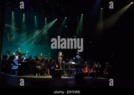 Milano Italia. Il 12 aprile 2017. Max Gazze' dal vivo sul palco di Milano, Italia. Credito: Rodolfo Sassano/Alamy Live News Foto Stock