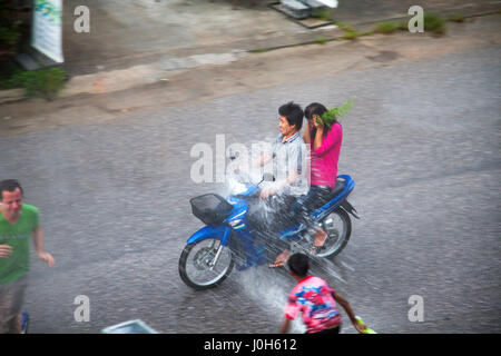 Khao Lak, Thailandia. Xiii Apr, 2017. Songkran a Khao Lak, in Thailandia il 13 aprile 2017. Credito: Alexander Ozerov/Alamy Live News Foto Stock