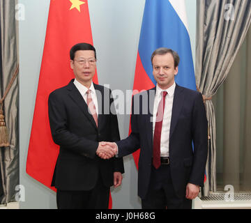 Mosca, Russia. Xii Apr, 2017. Chinese Vice Premier Zhang Jaili (L) e il suo omologo russo Arkady Dvorkovich agitare le mani durante la riunione dell'energia China-Russia Comitato di cooperazione in Mosca, Russia, 12 aprile 2017. Credito: Pang Xinglei/Xinhua/Alamy Live News Foto Stock