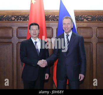 Mosca, Russia. Xii Apr, 2017. Chinese Vice Premier Zhang Jaili (L) e il russo il primo vice primo ministro Igor Shuvalov agitare le mani durante la quarta riunione dell'investimento China-Russia Comitato di cooperazione in Mosca, Russia, 12 aprile 2017. Credito: Wang Ye/Xinhua/Alamy Live News Foto Stock