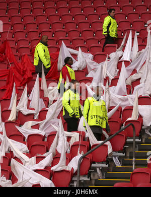 Amsterdam, Paesi Bassi. Xiii Apr, 2017. Steward controllare posti in gabbie in anticipo della prima gamba di Europa League quarti di finale match tra AFC Ajax e FC Schalke 04 nell'Arena di Amsterdam in Amsterdam, Paesi Bassi, 13 aprile 2017. Foto: Ina Fassbender/dpa/Alamy Live News Foto Stock