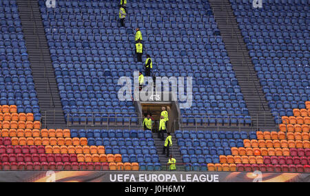 Amsterdam, Paesi Bassi. Xiii Apr, 2017. Steward controllare posti in gabbie in anticipo della prima gamba di Europa League quarti di finale match tra AFC Ajax e FC Schalke 04 nell'Arena di Amsterdam in Amsterdam, Paesi Bassi, 13 aprile 2017. Foto: Ina Fassbender/dpa/Alamy Live News Foto Stock