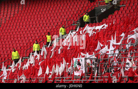 Amsterdam, Paesi Bassi. Xiii Apr, 2017. Steward controllare posti in gabbie in anticipo della prima gamba di Europa League quarti di finale match tra AFC Ajax e FC Schalke 04 nell'Arena di Amsterdam in Amsterdam, Paesi Bassi, 13 aprile 2017. Foto: Ina Fassbender/dpa/Alamy Live News Foto Stock