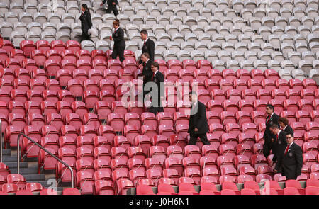 Amsterdam, Paesi Bassi. Xiii Apr, 2017. Steward controllare posti in gabbie in anticipo della prima gamba di Europa League quarti di finale match tra AFC Ajax e FC Schalke 04 nell'Arena di Amsterdam in Amsterdam, Paesi Bassi, 13 aprile 2017. Foto: Ina Fassbender/dpa/Alamy Live News Foto Stock