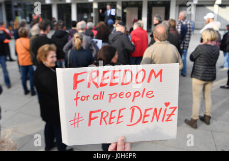 Floersheim, Germania. Xiii Apr, 2017. I manifestanti in una veglia tenuta in solidarietà con il giornalista Tedesco-turco Deniz Yücel in Floersheim, Germania, 13 aprile 2017. Yücel, la Turchia corrispondente per 'Die Welt", è cresciuto in città. Egli è stato arrestato a Istanbul nella metà di febbraio ed è stato accusato di diffondere la propaganda terroristica all'inizio di marzo. Foto: Arne Dedert/dpa/Alamy Live News Foto Stock