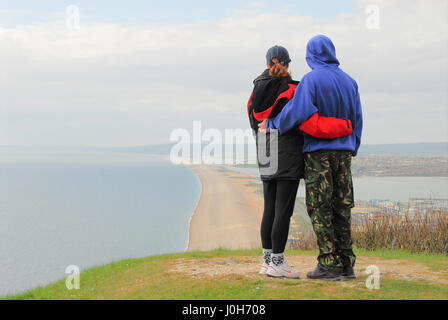 Portland, Regno Unito. Xiii Apr, 2017. Regno Unito Meteo : Le persone godono di tardo pomeriggio di sole, lungo Chesil Beach, dal punto più alto dell'isola di Portland Credit: stuart fretwell/Alamy Live News Foto Stock