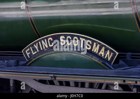 Horsted Keynes stazione ferroviaria, Sussex, Regno Unito. Xiii Apr, 2017. La famosa in tutto il mondo Flying Scotsman si affianca ad altre locomotive a vapore durante la sua visita alla ferrovia Bluebell nel Sud dell Inghilterra Credito: Alan Fraser/Alamy Live News Foto Stock