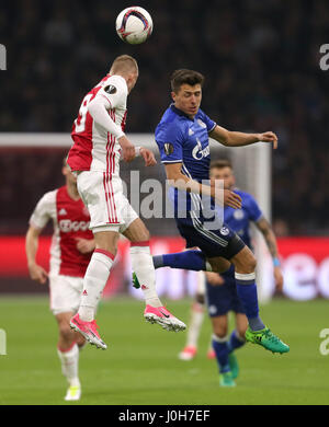 Amsterdam, Paesi Bassi. Xiii Apr, 2017. Schalke è Alessandro Schoepf e Ajax's Daley Sinkgraven (L) si contendono la palla durante la prima tappa dell'Europa League quarti di finale match tra AFC Ajax e FC Schalke 04 nell'Arena di Amsterdam in Amsterdam, Paesi Bassi, 13 aprile 2017. Foto: Ina Fassbender/dpa/Alamy Live News Foto Stock