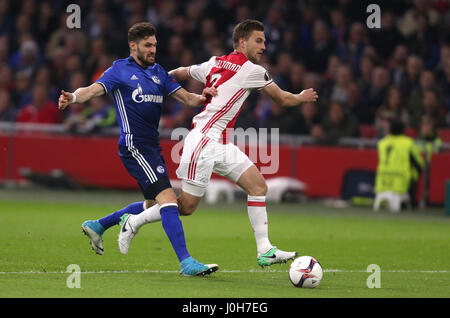 Amsterdam, Paesi Bassi. Xiii Apr, 2017. Schalke è Daniel Caligiuri e Ajax di Joel Veltman (R) si contendono la palla durante la prima tappa dell'Europa League quarti di finale match tra AFC Ajax e FC Schalke 04 nell'Arena di Amsterdam in Amsterdam, Paesi Bassi, 13 aprile 2017. Foto: Ina Fassbender/dpa/Alamy Live News Foto Stock