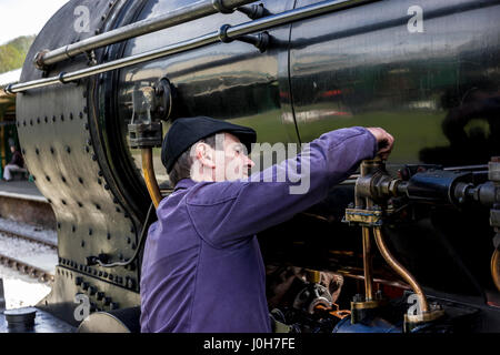 Horsted Keynes stazione ferroviaria, Sussex, Regno Unito. Xiii Apr, 2017. La famosa in tutto il mondo Flying Scotsman si affianca ad altre locomotive a vapore durante la sua visita alla ferrovia Bluebell nel Sud dell Inghilterra Credito: Alan Fraser/Alamy Live News Foto Stock