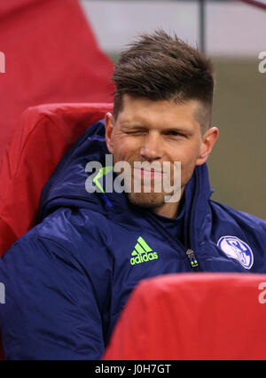 Amsterdam, Paesi Bassi. Xiii Apr, 2017. Schalke's Klaas-Jan Huntelaar davanti al primo ramo di Europa League quarti di finale match tra AFC Ajax e FC Schalke 04 nell'Arena di Amsterdam in Amsterdam, Paesi Bassi, 13 aprile 2017. Foto: Ina Fassbender/dpa/Alamy Live News Foto Stock