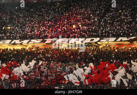 Amsterdam, Paesi Bassi. Xiii Apr, 2017. Ventole di Ajax in stand durante la prima tappa dell'Europa League quarti di finale match tra AFC Ajax e FC Schalke 04 nell'Arena di Amsterdam in Amsterdam, Paesi Bassi, 13 aprile 2017. Foto: Ina Fassbender/dpa/Alamy Live News Foto Stock