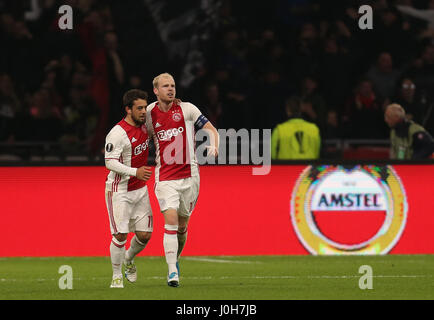 Amsterdam, Paesi Bassi. Xiii Apr, 2017. Ajax's Davy Klaassen (R) festeggia con il suo compagno di squadra Amin Younes dopo aver dato il suo lato un 1:0 nella prima manche di Europa League quarti di finale match tra AFC Ajax e FC Schalke 04 nell'Arena di Amsterdam in Amsterdam, Paesi Bassi, 13 aprile 2017. Foto: Ina Fassbender/dpa/Alamy Live News Foto Stock