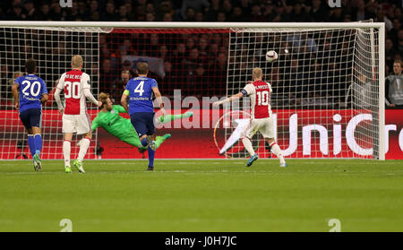 Amsterdam, Paesi Bassi. Xiii Apr, 2017. Ajax's Davy Klaassen i punteggi di penalità spot a dare il suo lato un 1:0 durante la prima tappa dell'Europa League quarti di finale match tra AFC Ajax e FC Schalke 04 nell'Arena di Amsterdam in Amsterdam, Paesi Bassi, 13 aprile 2017. Foto: Ina Fassbender/dpa/Alamy Live News Foto Stock