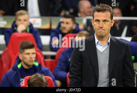 Amsterdam, Paesi Bassi. Xiii Apr, 2017. Schalke manager Markus Weinzierl precedendo la prima gamba di Europa League quarti di finale match tra AFC Ajax e FC Schalke 04 nell'Arena di Amsterdam in Amsterdam, Paesi Bassi, 13 aprile 2017. Foto: Ina Fassbender/dpa/Alamy Live News Foto Stock