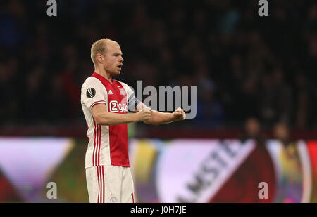 Amsterdam, Paesi Bassi. Xiii Apr, 2017. Ajax's Davy Klaassen celebra dopo aver dato il suo lato un 1:0 nella prima manche di Europa League quarti di finale match tra AFC Ajax e FC Schalke 04 nell'Arena di Amsterdam in Amsterdam, Paesi Bassi, 13 aprile 2017. Foto: Ina Fassbender/dpa/Alamy Live News Foto Stock