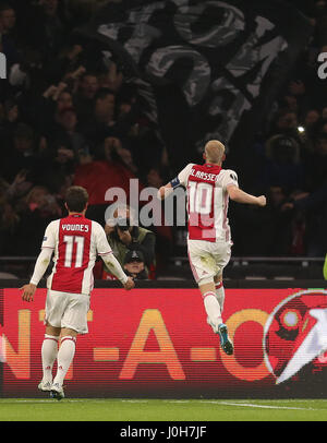 Amsterdam, Paesi Bassi. Xiii Apr, 2017. Ajax's Davy Klaassen (R) festeggia con il suo compagno di squadra Amin Younes dopo aver dato il suo lato un 1:0 nella prima manche di Europa League quarti di finale match tra AFC Ajax e FC Schalke 04 nell'Arena di Amsterdam in Amsterdam, Paesi Bassi, 13 aprile 2017. Foto: Ina Fassbender/dpa/Alamy Live News Foto Stock