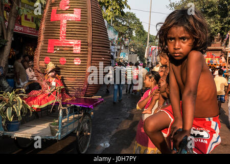 (170413) -- Kolkata (India), 13 aprile 2017 (Xinhua) -- Un indiano Hindu ragazza vestita come dea è visto durante la Shiva Gajan festival in Kolkata, capitale dell'est lo stato indiano del Bengala Occidentale, il 13 aprile 2017. Fedeli devoti indù offrono vari rituali e sacrificio simbolico sperando che il favore di Dio Shiva e contrassegnare l arrivo del nuovo anno nel calendario bengalese. (Xinhua/Tumpa Mondal) Foto Stock