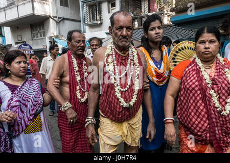 (170413) -- Kolkata (India), 13 aprile 2017 (Xinhua) -- indiano devoti indù eseguire un rituale durante la Shiva Gajan festival in Kolkata, capitale dell'est lo stato indiano del Bengala Occidentale, il 13 aprile 2017. Fedeli devoti indù offrono vari rituali e sacrificio simbolico sperando che il favore di Dio Shiva e contrassegnare l arrivo del nuovo anno nel calendario bengalese. (Xinhua/Tumpa Mondal) Foto Stock