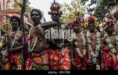 (170413) -- Kolkata (India), 13 aprile 2017 (Xinhua) -- indiano devoti indù eseguire un rituale durante la Shiva Gajan festival in Kolkata, capitale dell'est lo stato indiano del Bengala Occidentale, il 13 aprile 2017. Fedeli devoti indù offrono vari rituali e sacrificio simbolico sperando che il favore di Dio Shiva e contrassegnare l arrivo del nuovo anno nel calendario bengalese. (Xinhua/Tumpa Mondal) Foto Stock