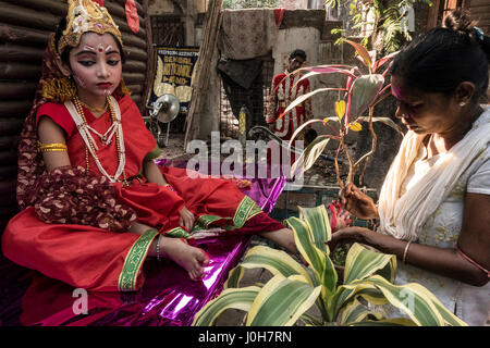 (170413) -- Kolkata (India), 13 aprile 2017 (Xinhua) -- Un indiano Hindu ragazza vestita come dea è visto durante la Shiva Gajan festival in Kolkata, capitale dell'est lo stato indiano del Bengala Occidentale, il 13 aprile 2017. Fedeli devoti indù offrono vari rituali e sacrificio simbolico sperando che il favore di Dio Shiva e contrassegnare l arrivo del nuovo anno nel calendario bengalese. (Xinhua/Tumpa Mondal) Foto Stock