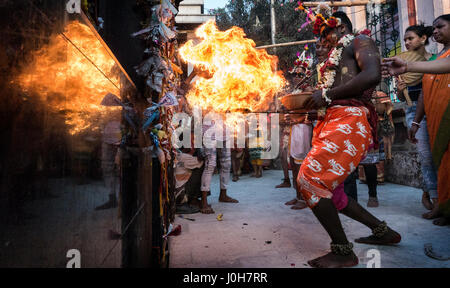 (170413) -- Kolkata (India), 13 aprile 2017 (Xinhua) -- indiano devoti indù eseguire un rituale durante la Shiva Gajan festival in Kolkata, capitale dell'est lo stato indiano del Bengala Occidentale, il 13 aprile 2017. Fedeli devoti indù offrono vari rituali e sacrificio simbolico sperando che il favore di Dio Shiva e contrassegnare l arrivo del nuovo anno nel calendario bengalese. (Xinhua/Tumpa Mondal) Foto Stock