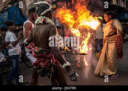 (170413) -- Kolkata (India), 13 aprile 2017 (Xinhua) -- indiano devoti indù eseguire un rituale durante la Shiva Gajan festival in Kolkata, capitale dell'est lo stato indiano del Bengala Occidentale, il 13 aprile 2017. Fedeli devoti indù offrono vari rituali e sacrificio simbolico sperando che il favore di Dio Shiva e contrassegnare l arrivo del nuovo anno nel calendario bengalese. (Xinhua/Tumpa Mondal) Foto Stock