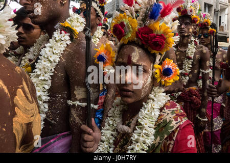 (170413) -- Kolkata (India), 13 aprile 2017 (Xinhua) -- indiano devoti indù eseguire un rituale durante la Shiva Gajan festival in Kolkata, capitale dell'est lo stato indiano del Bengala Occidentale, il 13 aprile 2017. Fedeli devoti indù offrono vari rituali e sacrificio simbolico sperando che il favore di Dio Shiva e contrassegnare l arrivo del nuovo anno nel calendario bengalese. (Xinhua/Tumpa Mondal) Foto Stock