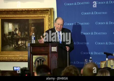 Chicago, Stati Uniti d'America. Xiii Apr, 2017. Avvocato Thomas Demetrio, chi rappresenta David Dao, il passeggero che è stato violentemente trascinati fuori un overbooking United Airlines, parla nel corso di una conferenza stampa a Chicago, Illinois, Stati Uniti, il 13 aprile 2017. Il passeggero che è stato violentemente trascinati fuori un overbooking United Airlines volo su Domenica notte può presentare una querela contro la società e il suo avvocato Tom Demetrio ha detto in una conferenza stampa del giovedì. Credito: Wang Ping/Xinhua/Alamy Live News Foto Stock