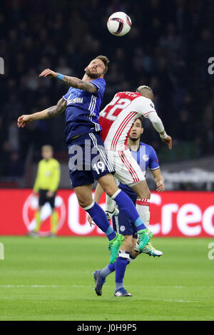 Amsterdam. Xiv Apr, 2017. Guido Burgstaller (L) di FC Schalke 04 vies con Hakim Ziyech di Ajax durante il loro UEFA Europa League quarti di finale prima gamba soccer match in Amsterdam, Paesi Bassi, 13 aprile 2017. Ajax ha vinto 2-0. Credito: Ulrich Hufnagel/Xinhua/Alamy Live News Foto Stock