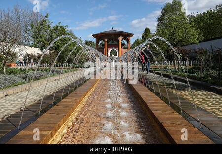 Berlino, Germania. Xiii Apr, 2017. L'Oriental Garden è visto al 2017 Berlin International Garden Exhibition (IGA) nei giardini del mondo a Berlino est, capitale della Germania, il 13 aprile 2017. La tre giorni di IGA Berlin 2017 è stato aperto il giovedì. Credito: Shan Yuqi/Xinhua/Alamy Live News Foto Stock