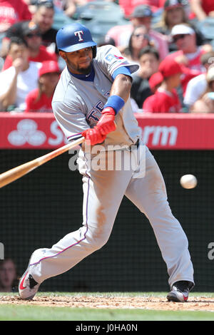 Anaheim, California, USA. Aprile 13, 2017: Texas Rangers interbase Elvis Andrus #1 singoli in gioco tra i Rangers di Texas e Los Angeles gli angeli di Anaheim, Angel Stadium di Anaheim, CA, fotografo: Pietro Joneleit Credito: Cal Sport Media/Alamy Live News Foto Stock