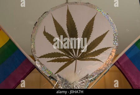 Berlino, Germania. Xii Apr, 2016. Un disegno di foglie di cannabis a una conferenza di cannabis a Berlino, Germania, 12 aprile 2016. Foto: Paolo Zinken/dpa/Alamy Live News Foto Stock