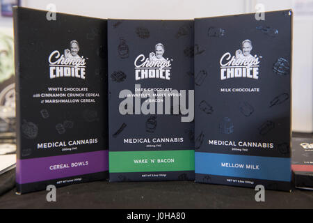 Berlino, Germania. Xii Apr, 2016. "Medical cannabis" barrette di cioccolato in una conferenza di cannabis a Berlino, Germania, 12 aprile 2016. Foto: Paolo Zinken/dpa/Alamy Live News Foto Stock