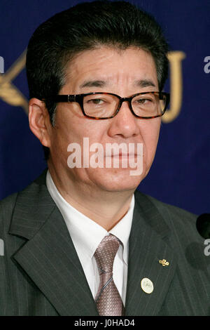 Governatore di Osaka Ichiro Matsui partecipa a una conferenza stampa presso i corrispondenti stranieri' Club del Giappone il 14 aprile 2017, Tokyo, Giappone. Matsui ha introdotto i suoi piani per Osaka per ospitare il 2025 World Expo con un focus sulla tecnologia giapponese ad intelligenza artificiale e la realtà virtuale. Parigi è anche in concorrenza fra loro per ospitare l'Expo. Credito: Rodrigo Reyes Marin/AFLO/Alamy Live News Foto Stock