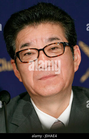 Governatore di Osaka Ichiro Matsui partecipa a una conferenza stampa presso i corrispondenti stranieri' Club del Giappone il 14 aprile 2017, Tokyo, Giappone. Matsui ha introdotto i suoi piani per Osaka per ospitare il 2025 World Expo con un focus sulla tecnologia giapponese ad intelligenza artificiale e la realtà virtuale. Parigi è anche in concorrenza fra loro per ospitare l'Expo. Credito: Rodrigo Reyes Marin/AFLO/Alamy Live News Foto Stock