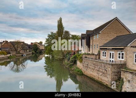 Stamford, Regno Unito. Xiv Apr, 2017. Stamford, Lincolnshire, Regno Unito. Venerdì 14 Aprile 2017. Regno Unito: meteo nuvoloso iniziano a buon venerdì e il weekend di Pasqua. Ulteriori cloud con le magie di sole è previsto. Credito: WansfordPhoto/Alamy Live News Foto Stock